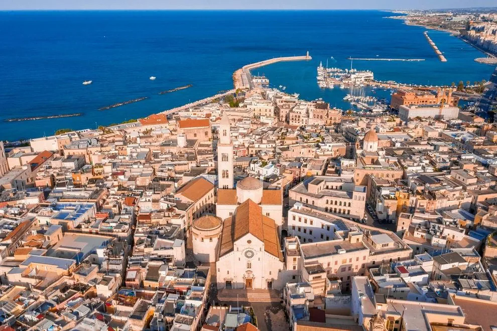 الواجهة البحرية باري وميناء العبارات في جنوب إيطاليا
