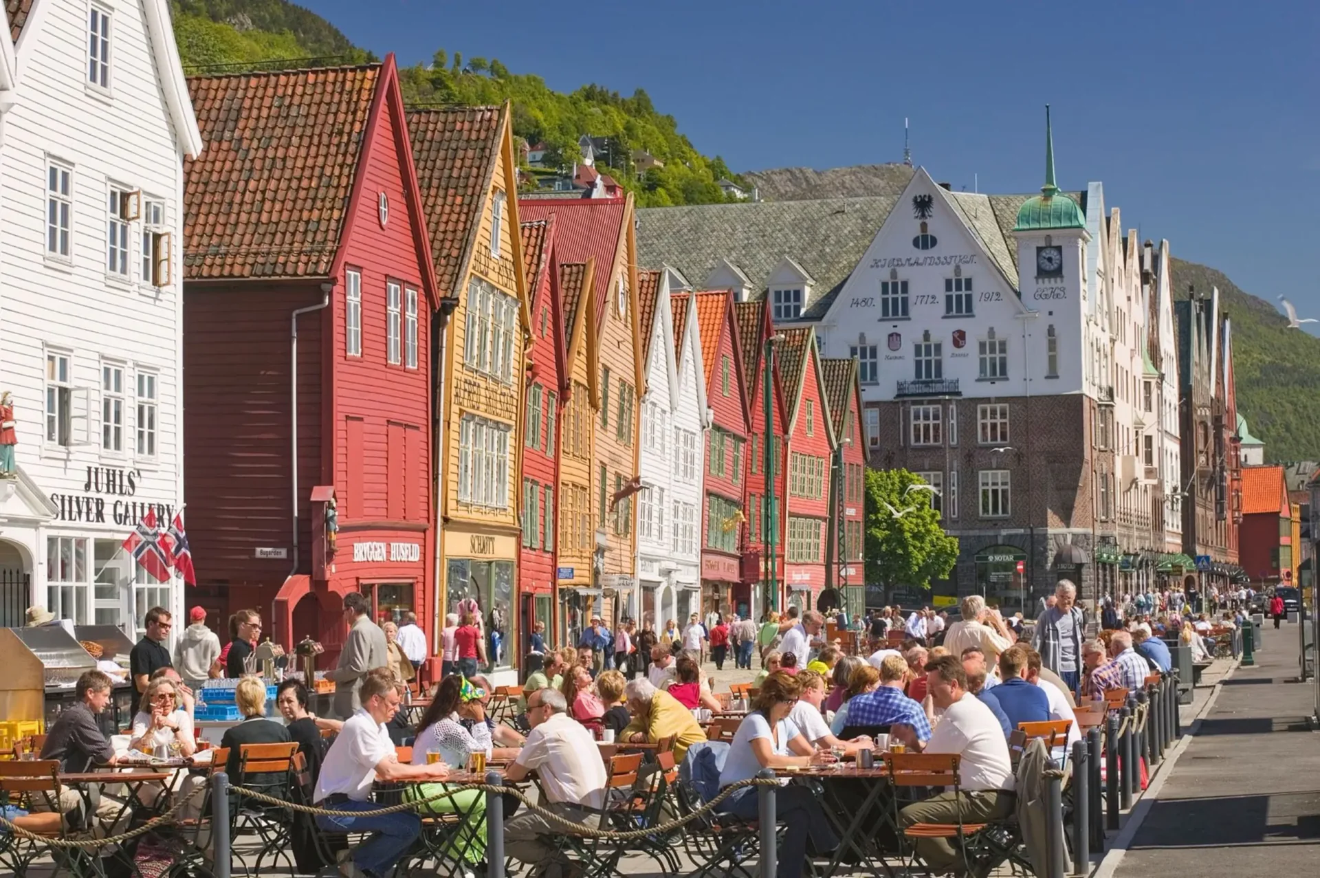واجهة بيرغن Bryggen البحرية والمناظر الجبلية في النرويج