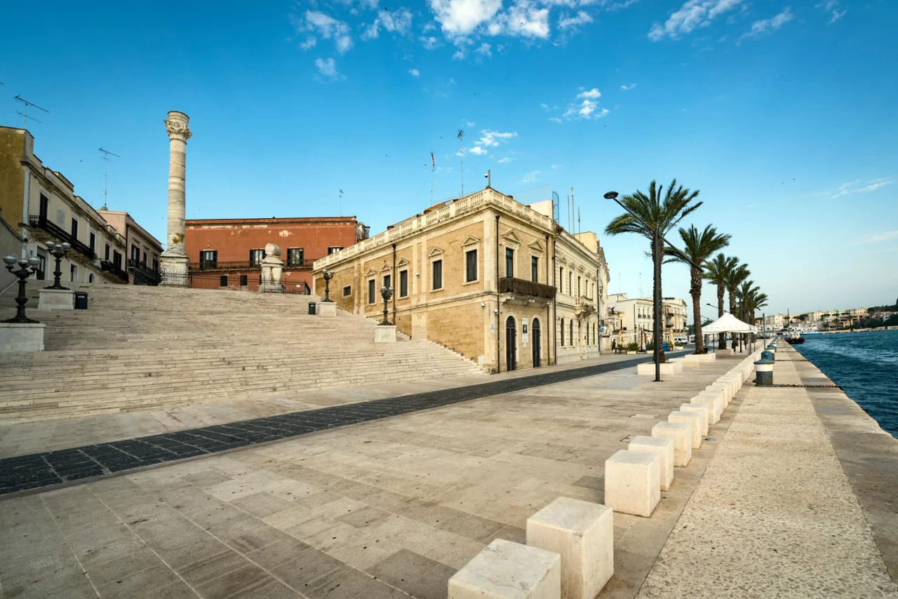 ميناء برينديزي التاريخي والواجهة البحرية في جنوب إيطاليا