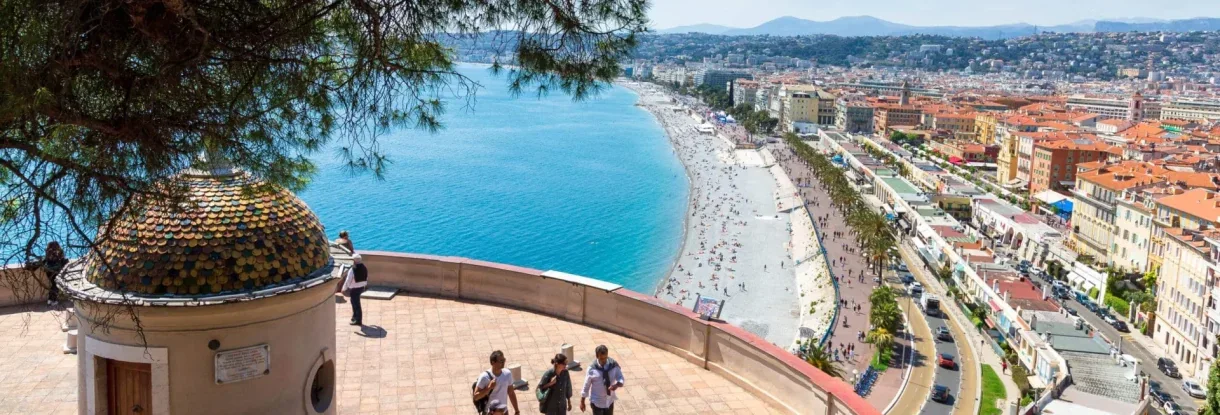 نيس Promenade des Anglais، المدينة القديمة وساحل البحر الأبيض المتوسط على الريفييرا الفرنسية