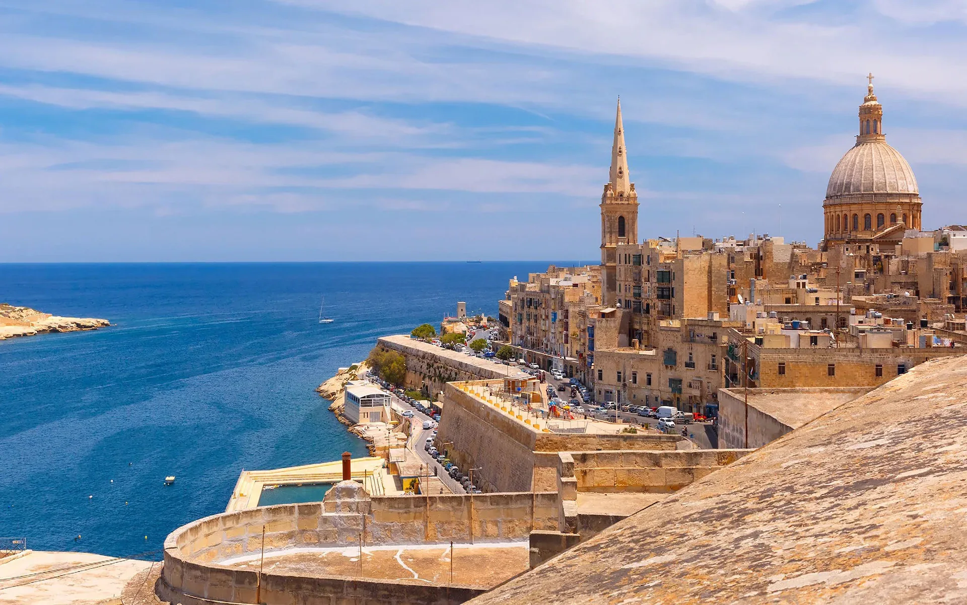 أفق فاليتا والميناء الكبير والواجهة البحرية المحصنة في مالطا