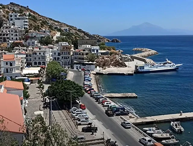 ميناء العبارات في إيكاريا