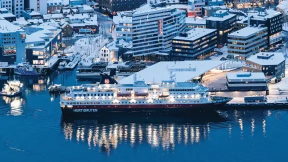 سفينة Hurtigruten في كيركينيس على ساحل القطب الشمالي في النرويج