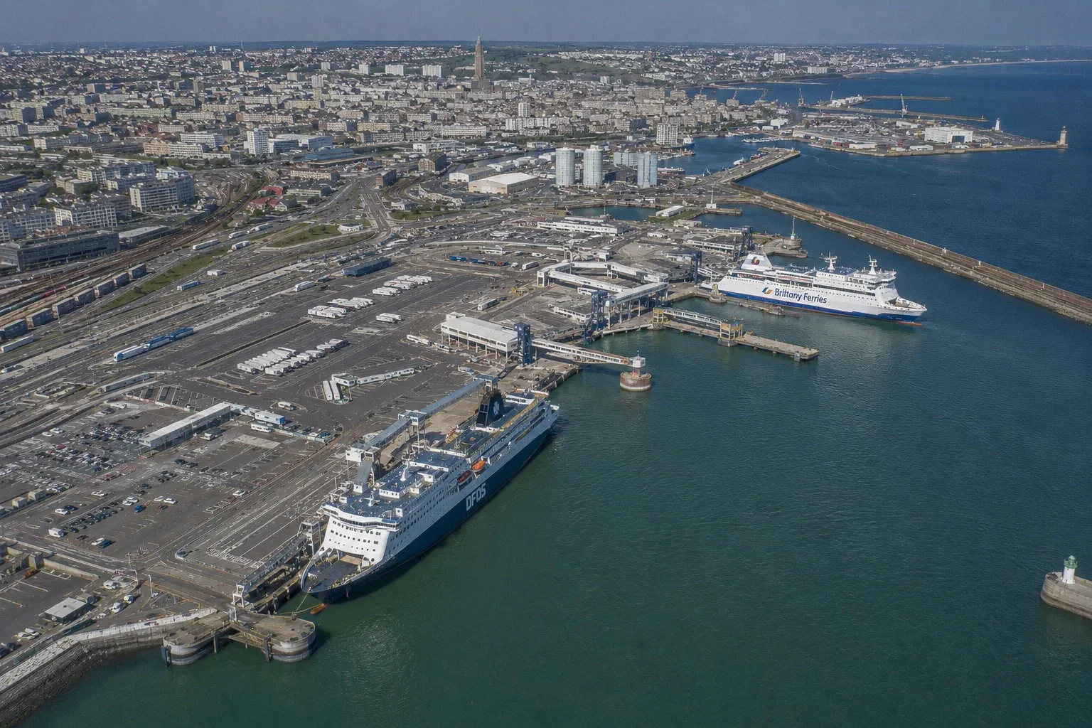 منظر جوي لميناء العبارات لوهافر مع سفينة Brittany Ferries