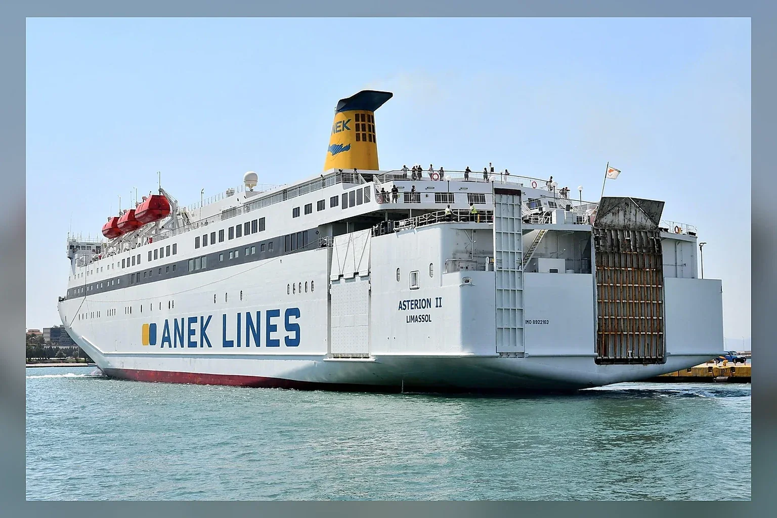 عبارة ركاب ANEK Lines تخدم جزيرة كريت