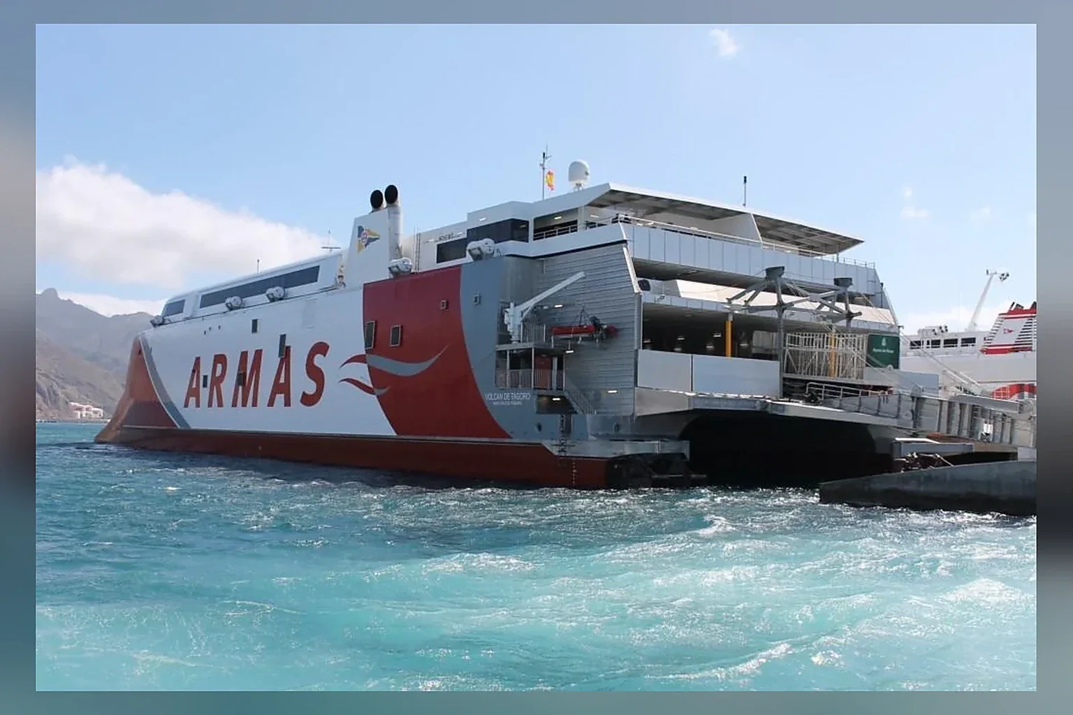 عبارة Armas Trasmediterránea للركاب والعربات
