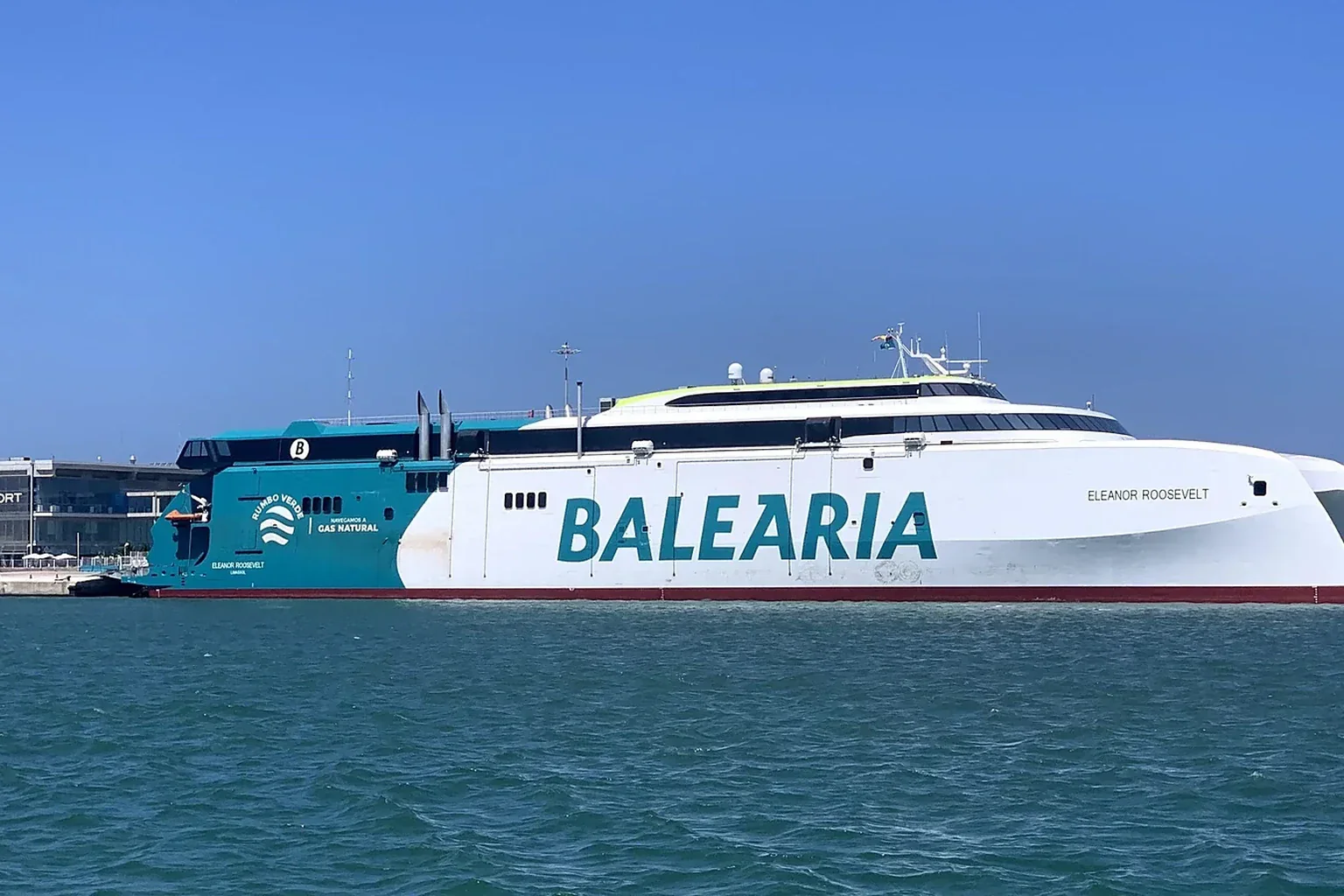 عبارة Baleària للركاب والعربات