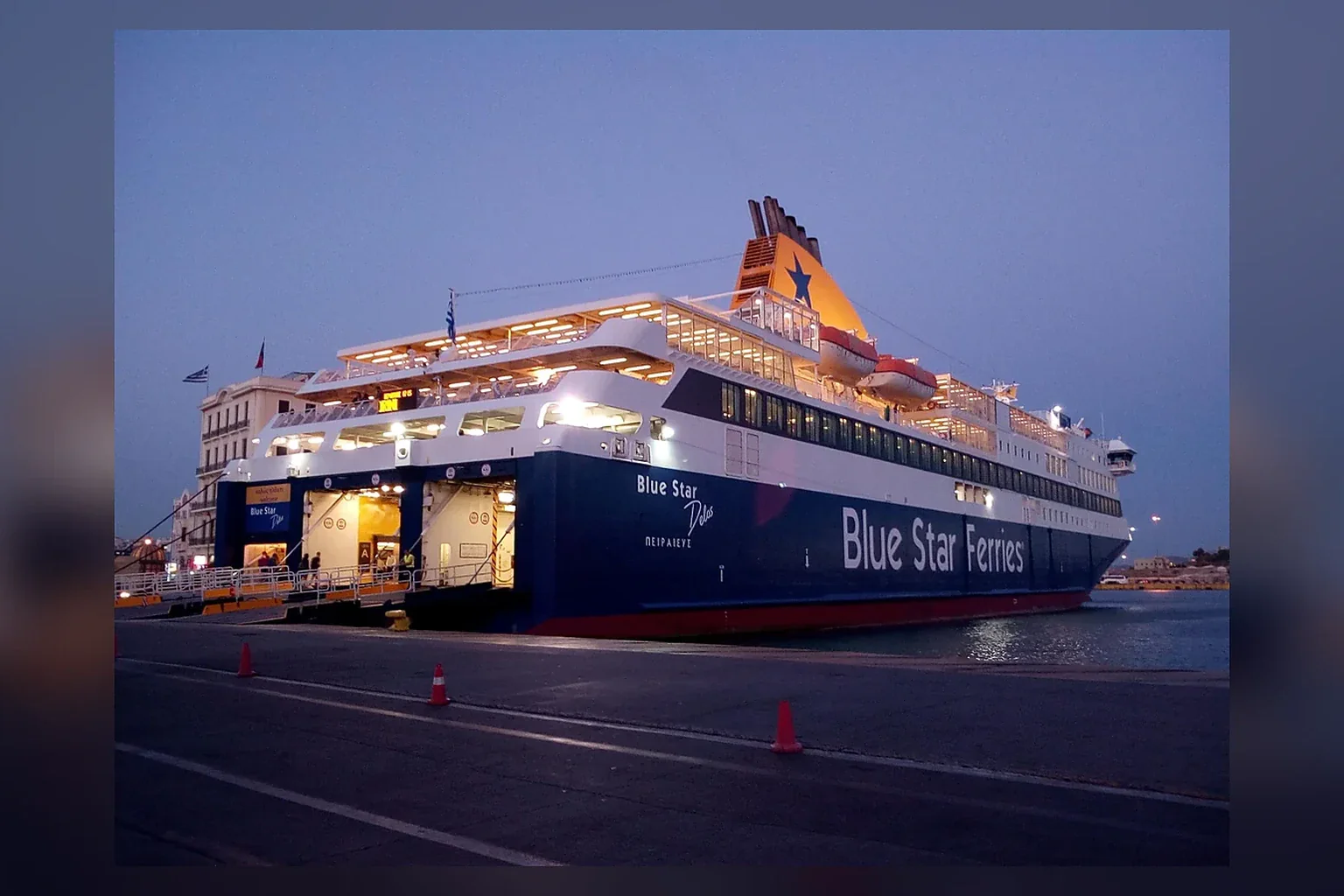 عبارة Blue Star Ferries للركاب والعربات