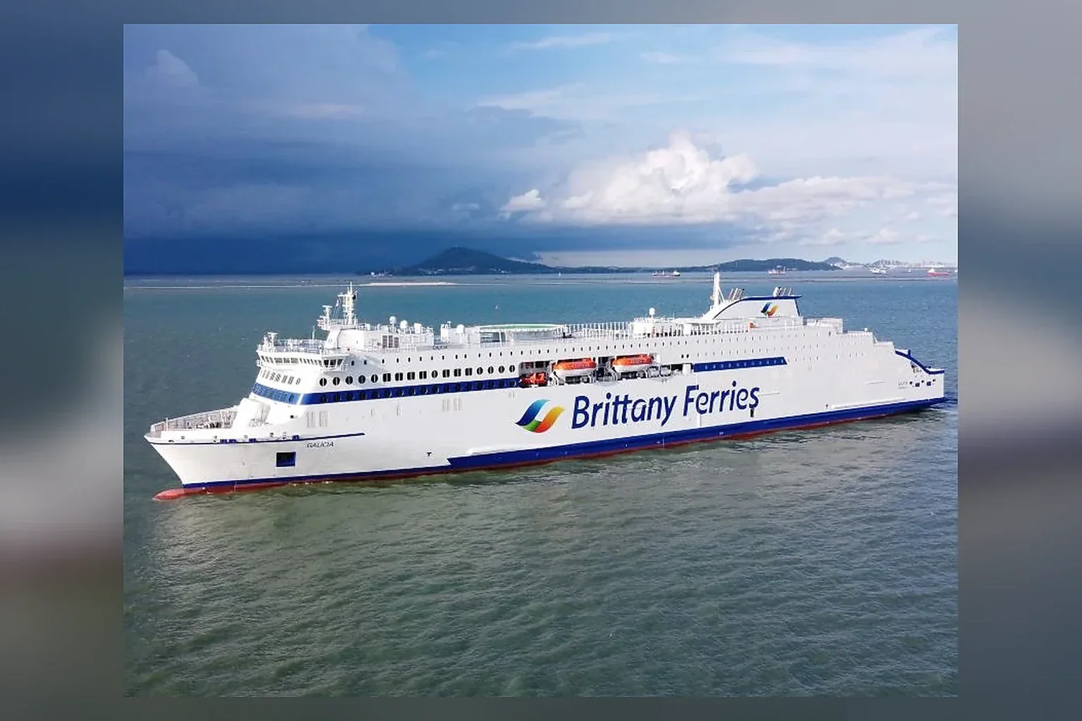 عبّارة الركاب Brittany Ferries تبحر عبر القناة