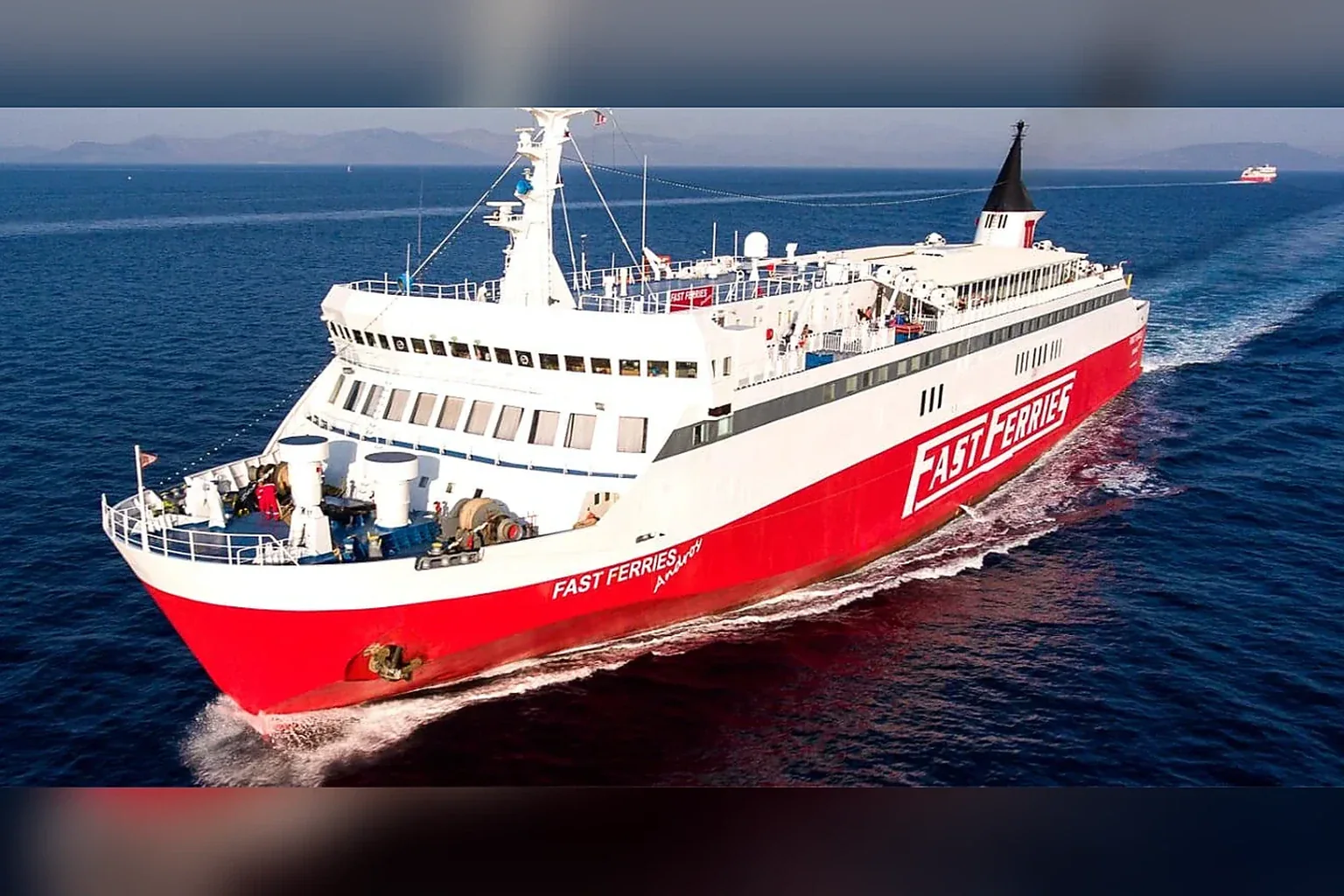 Fast Ferries عبارة الركاب والمركبات التي تبحر في بحر إيجه