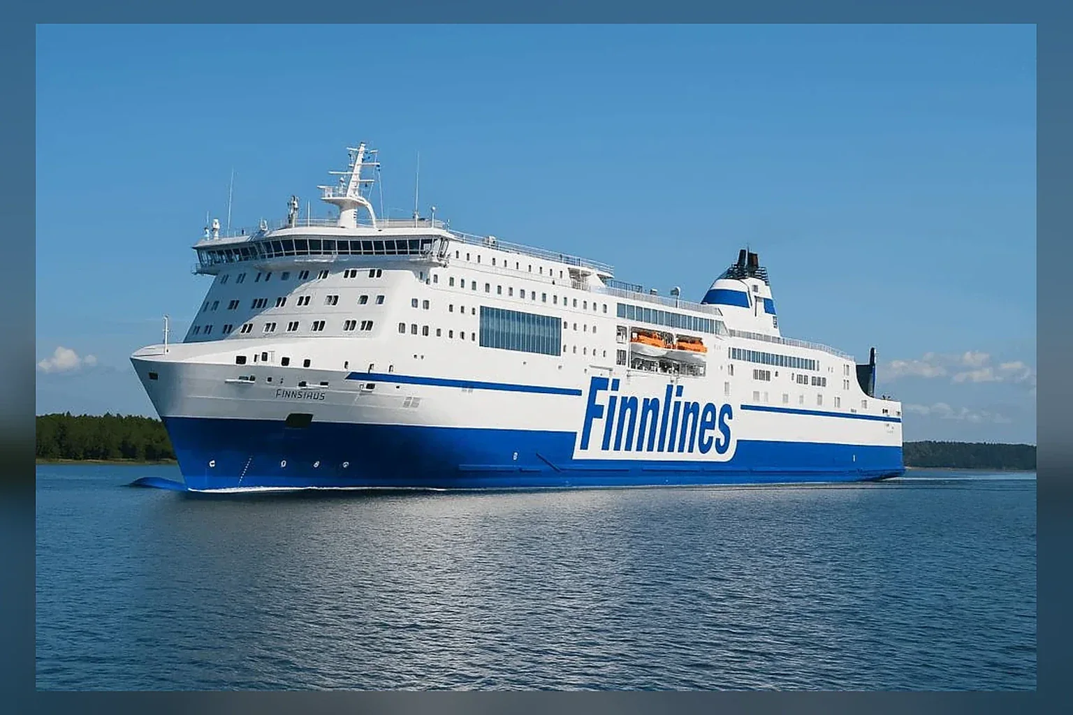 Finnlines عبّارة ركاب ومركبة تبحر عبر بحر البلطيق