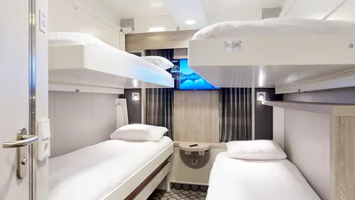 مقصورة داخلية ذات أربعة أرصفة على متن السفينة Irish Ferries W.B. ييتس