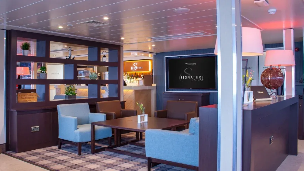صالة Signature على متن العبارة Red Funnel