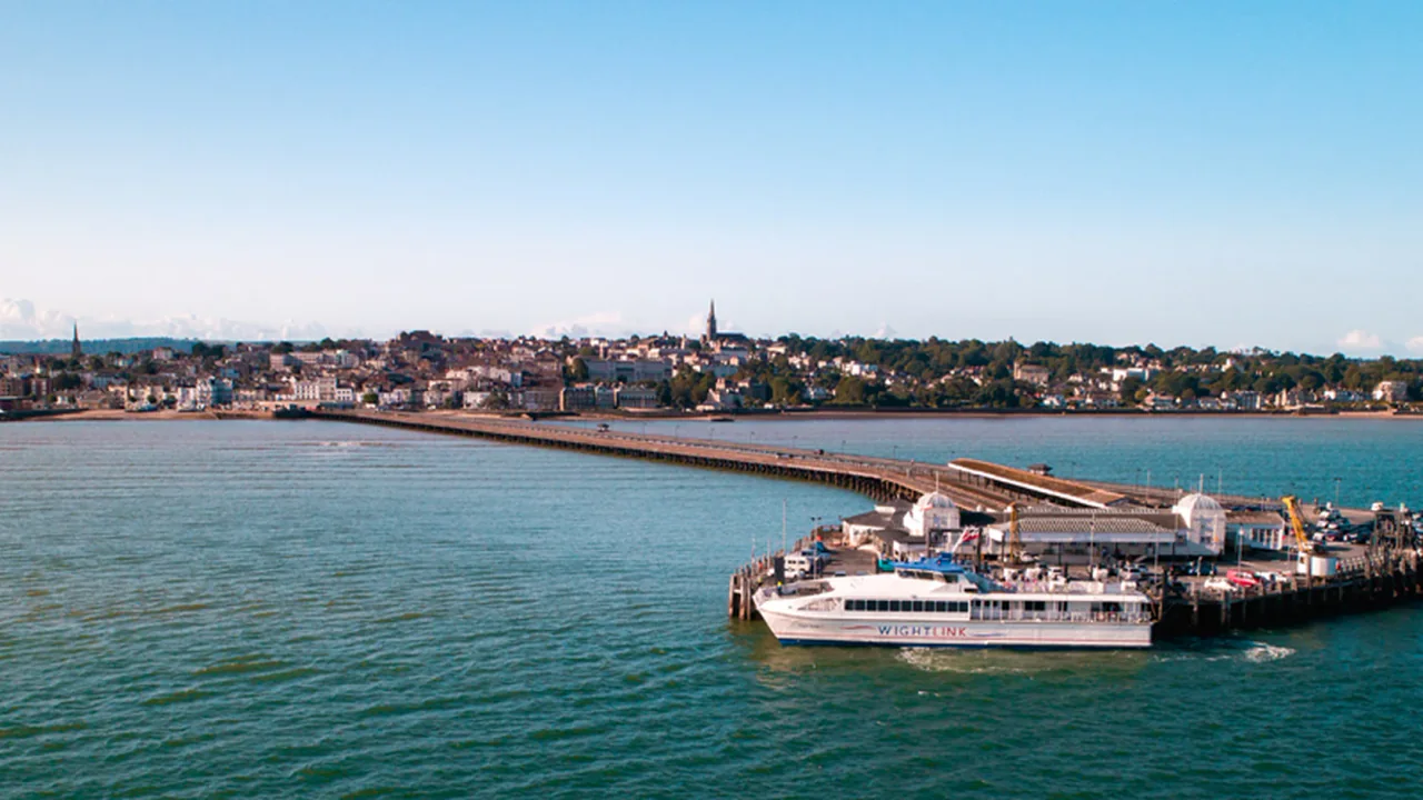 Wightlink FastCat يخدم رايد Pier Head