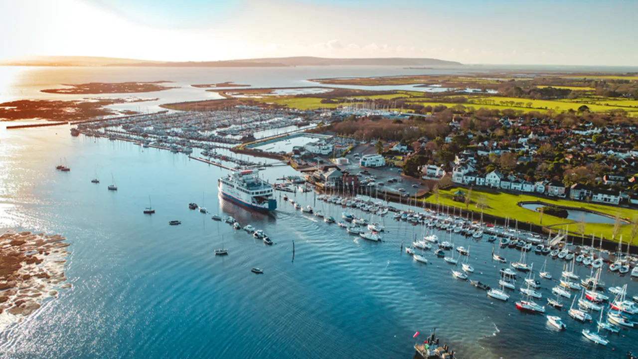 تغادر العبارة Wightlink من ليمنجتون عبر ساحل نيو فورست