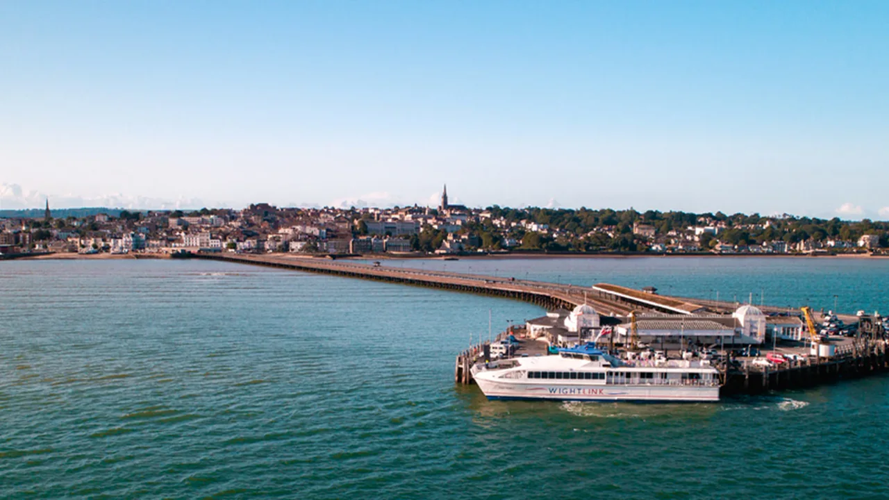 Wightlink FastCat في رايد Pier Head في جزيرة وايت