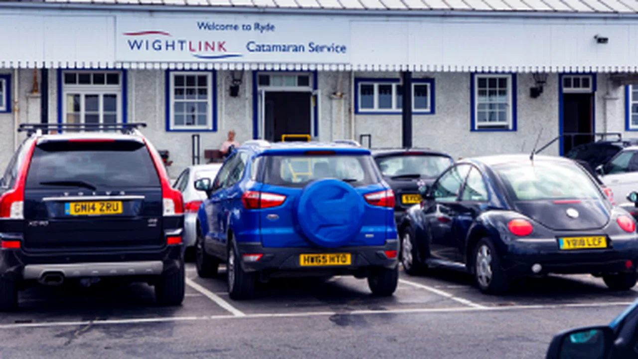 المركبات المنتظرة في محطة Wightlink