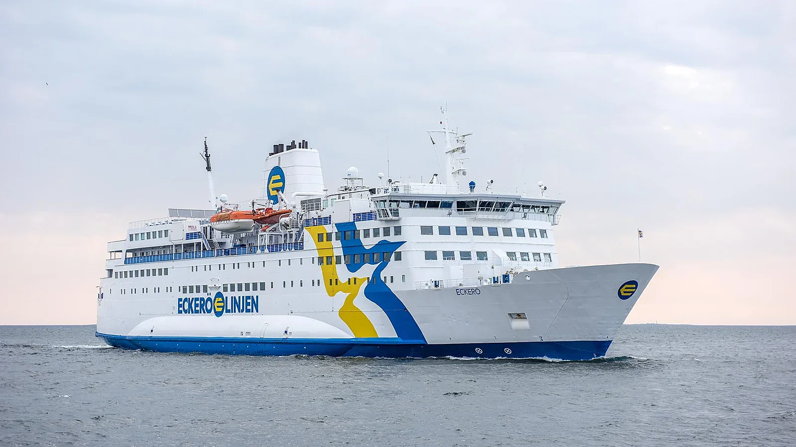 عبارة Eckerö Linjen تشغّل الخط من جريسليهامن إلى إيكيرو