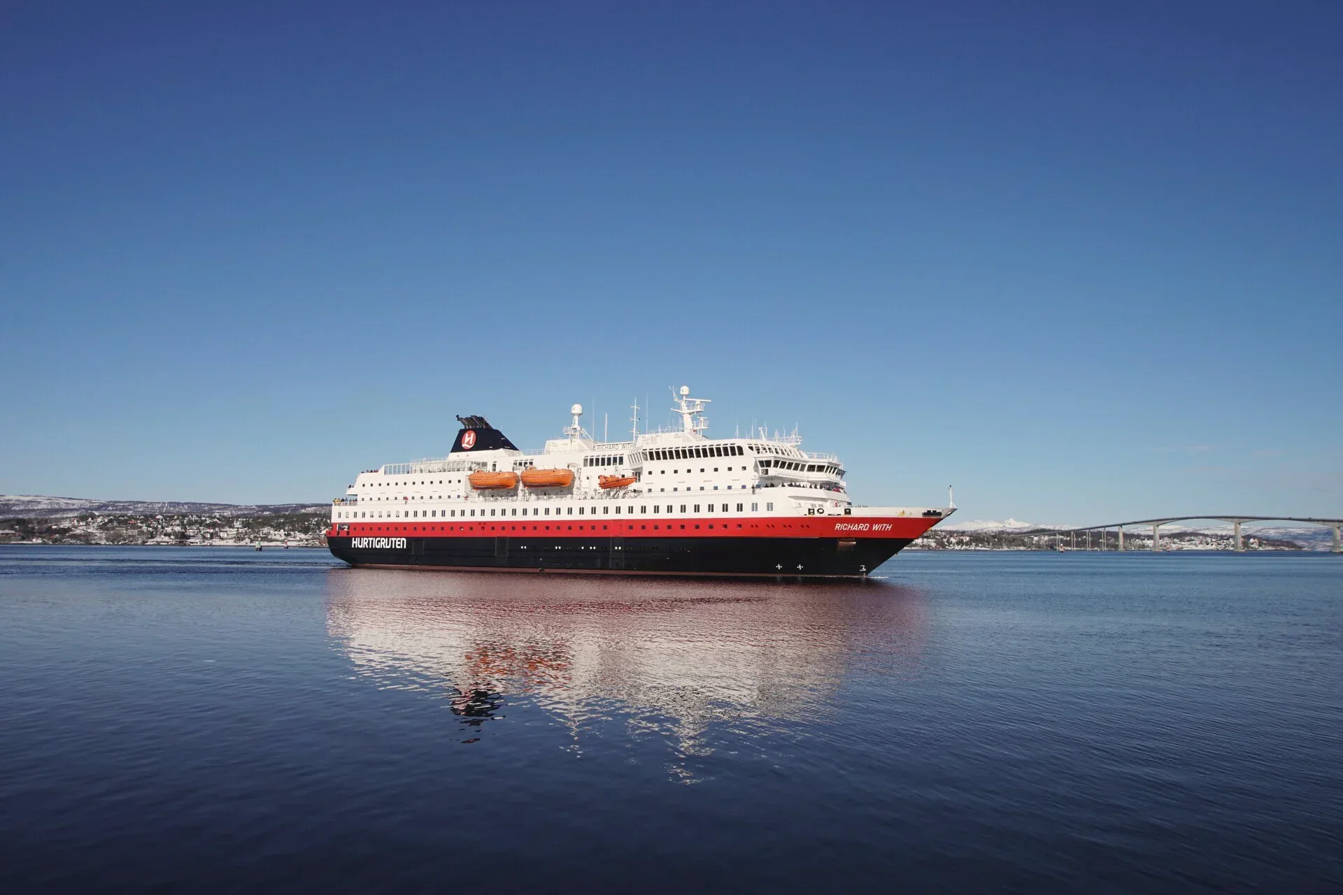 عبارة Hurtigruten تشغّل الخط من بيرغن إلى ترومسو