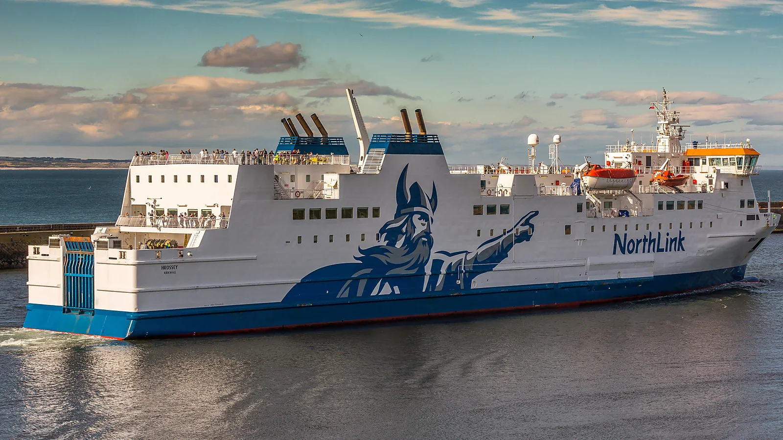 عبارة NorthLink Ferries للركاب والمركبات تخدم أوركني وشتلاند