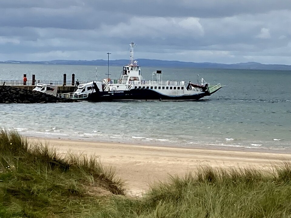 عبّارة سيارات Lough Foyle عند ممرها